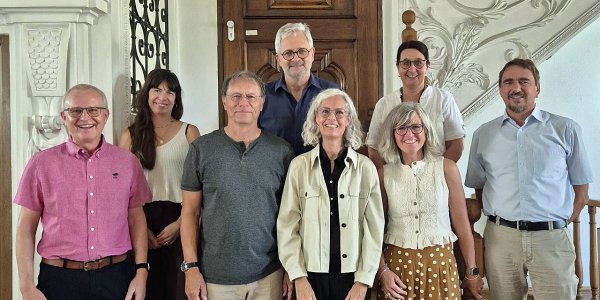 StadtseniorenratIsny2026 Wolfgang Richard (von links), Gemeinwesenarbeiterin Verena Wiest, Norbert Ober, Wolfgang Grimm, Barbara Ober, Sigrid Igel, Sachgebietsleiterin Alexandra Kreisle und Bürgermeister Rainer Magenreuter. Foto: Stadt Isny