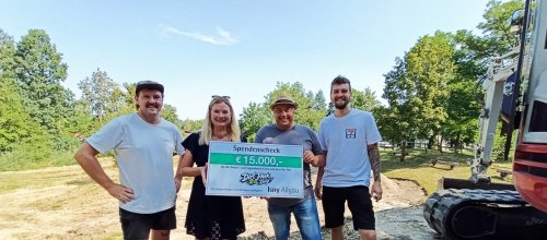 Dominik Plazek (von links), Heidi Dörnfeld, Alexander Ort und Edmund Osterberger freuen sich über die 15.000 Euro Spenden für die Umgestaltung des Dirtparks. Foto: Stadt Isny/Michael Panzram