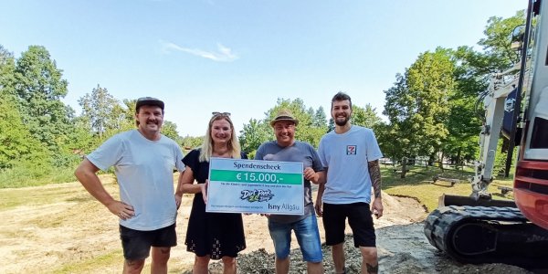 Dominik Plazek (von links), Heidi Dörnfeld, Alexander Ort und Edmund Osterberger freuen sich über die 15.000 Euro Spenden für die Umgestaltung des Dirtparks. Foto: Stadt Isny/Michael Panzram
