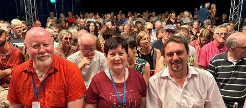 Rainer Magenreuter mit Merja Ojalammi und Marko Karvonen auf dem Theaterfestival. Foto: Petra Eyssel
