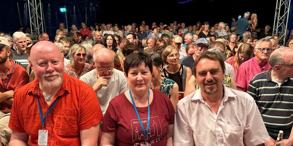 Rainer Magenreuter mit Merja Ojalammi und Marko Karvonen auf dem Theaterfestival. Foto: Petra Eyssel