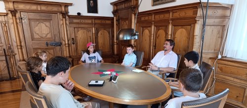 Kindersprechstunde mit Bürgermeister Rainer Magenreuter Bürgermeister Rainer Magenreuter mit seinen jungen Besuchern während der Kindersprechstunde im Rathaus. Foto: Stadt Isny/Michael Panzram