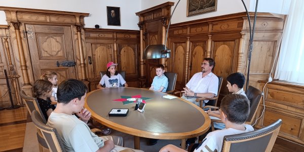 Bürgermeister Rainer Magenreuter mit seinen jungen Besuchern während der Kindersprechstunde im Rathaus. Foto: Stadt Isny/Michael Panzram