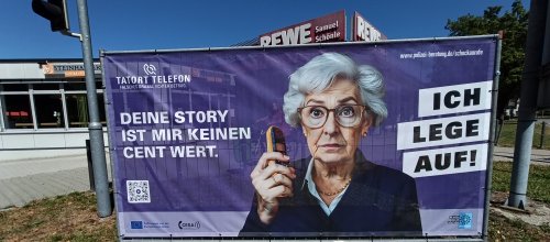 Eines der Banner, auf denen vor Telefonbetrügern gewarnt wird, steht in Isny an der Kreuzung Lindauer Straße/Maierhöfener Straße. Foto: Stadt Isny/Michael Panzram