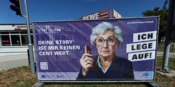 Eines der Banner, auf denen vor Telefonbetrügern gewarnt wird, steht in Isny an der Kreuzung Lindauer Straße/Maierhöfener Straße. Foto: Stadt Isny/Michael Panzram