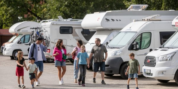 Wohnmobilstellplatz an der Unteren Mühle Zwei Familien spazieren über den Wohnmobilstellplatz Untere Mühle in Isny
