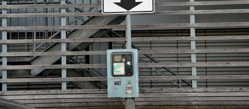 Parkscheinautomat in der Hofstatt in Isny Im kommenden Jahr wird die Anzahl der Parkscheinautomaten in Isny reduziert. Foto: Stadt Isny/Michael Panzram