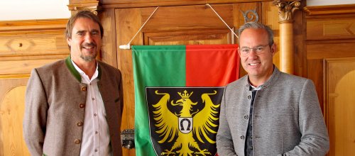 Bürgermeister Rainer Magenreuter (links) mit Staatssekretär Raimund Haser. Foto: Stadt Isny/Michael Panzram