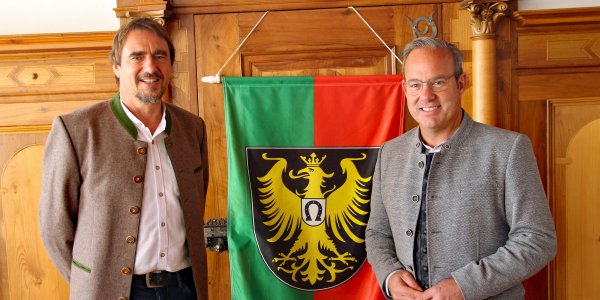 Bürgermeister Rainer Magenreuter (links) mit Staatssekretär Raimund Haser. Foto: Stadt Isny/Michael Panzram
