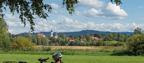 Radfahrer mit Blick auf die Stadttürme