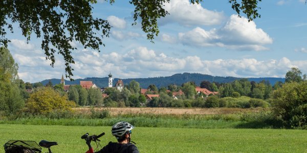 Radfahrer mit Blick auf die Stadttürme