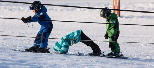 Kinder lernen Skifahren am Familienskilift Felderhalde
