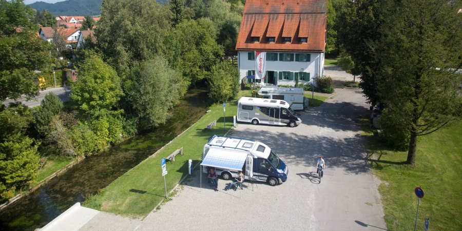 Der Wohnmobilstellplatz Untere Mühle in Isny liegt zwischen Ach und Kurpark