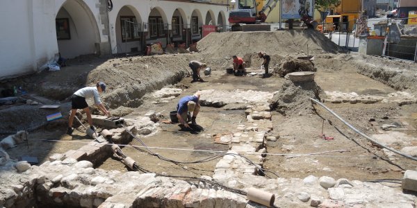 Archäologische Grabungen auf dem Marktplatz Isny im Allgäu