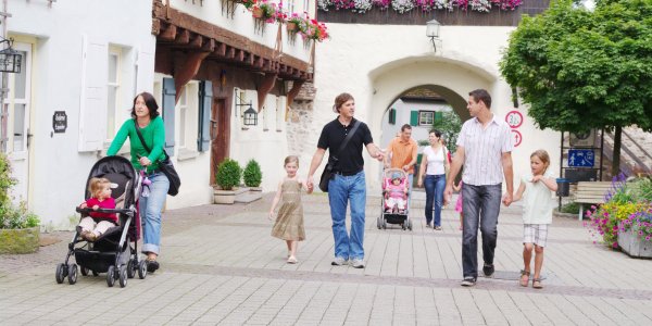 Familie schlendert durch die Espantorstraße Isny im Allgäu