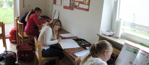 Kinder bei der Hausaufgabenbetreuung im Kindergarten Neutrauchburg