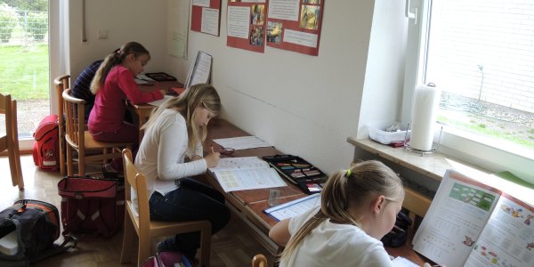 Kinder bei der Hausaufgabenbetreuung im Kindergarten Neutrauchburg