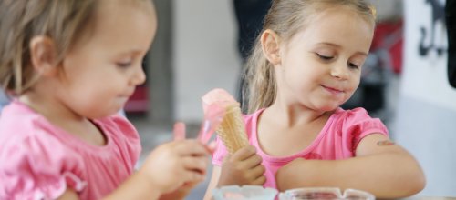 Kinder beim Eis essen in einer der Isnyer Eisdielen