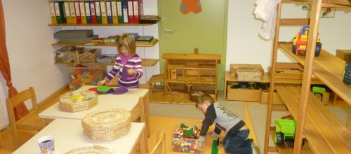 Kinder spielen im Kindergarten in Beuren