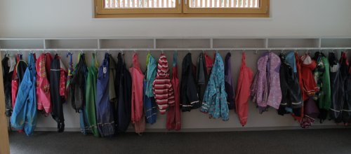 Kinderjacken an der Garderobe des Kindergarten Felderhalde