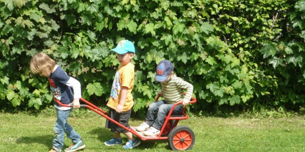 Kinder spielen im Garten des Kindergarten Neutrauchburg
