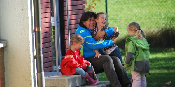 Kinder mit Erzieherin des Kindergarten St. Georg in Isny im Allgäu