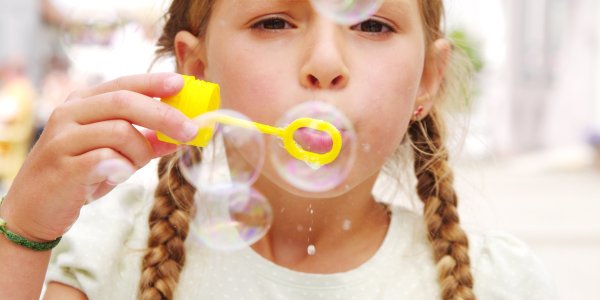 Kind bläst eine schöne Seifenblase in der Isnyer Innenstadt