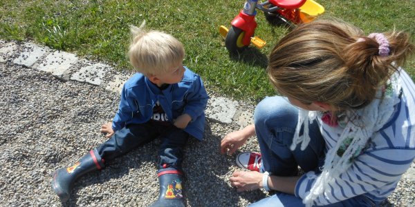 Kind und Erzieherin im Kindergarten Bolsternang, der Villa Kunterbunt