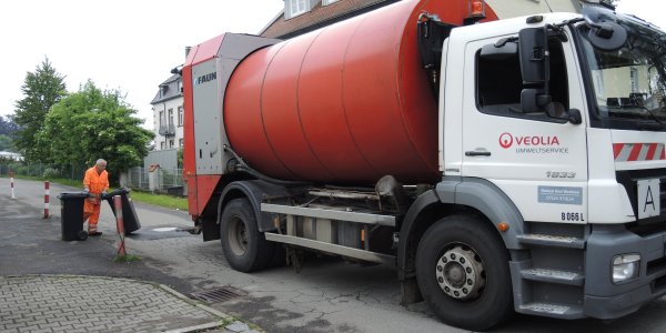 Müllabfuhr-Lastwagen bei der Leerung der Mülltonnen in Isny im Allgäu