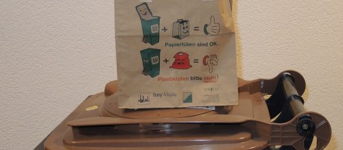 Papiertüte und Mülltonne für den Biomüll in Isny im Allgäu