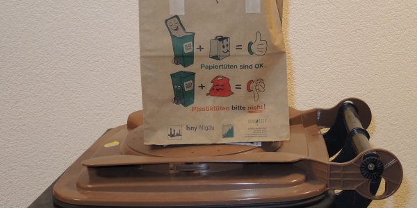 Papiertüte und Mülltonne für den Biomüll in Isny im Allgäu