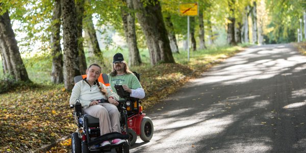 Rollstuhlfahrer auf dem barrierefreien Wanderweg am Bleicherweiher