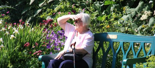 Seniorin auf einer Parkbank in Isny im Allgäu