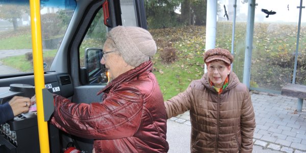 Senioren nutzen den Stadtbus in Isny
