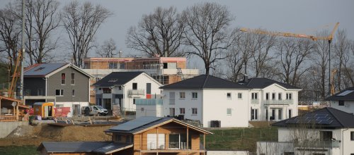Neu gebaute Wohnhäuser im Wohnbaugebiet Lohbauerstraße Isny im Allgäu