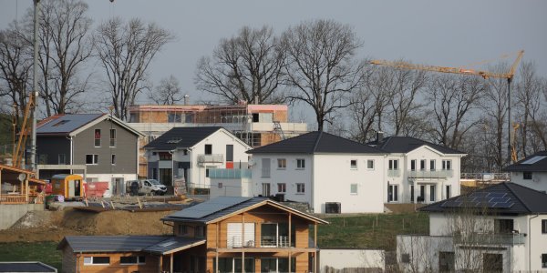 Neu gebaute Wohnhäuser im Wohnbaugebiet Lohbauerstraße Isny im Allgäu