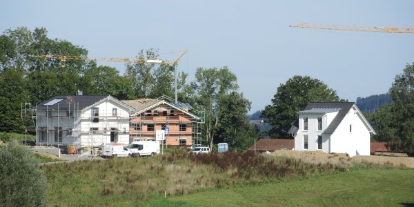 Neue Wohnhäuser im Baugebiet Lohbauerstraße in Isny im Allgäu