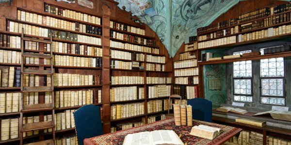 Bibliotheksraum aus dem 15. Jahrhundert in der Predigerbibliothek Isny