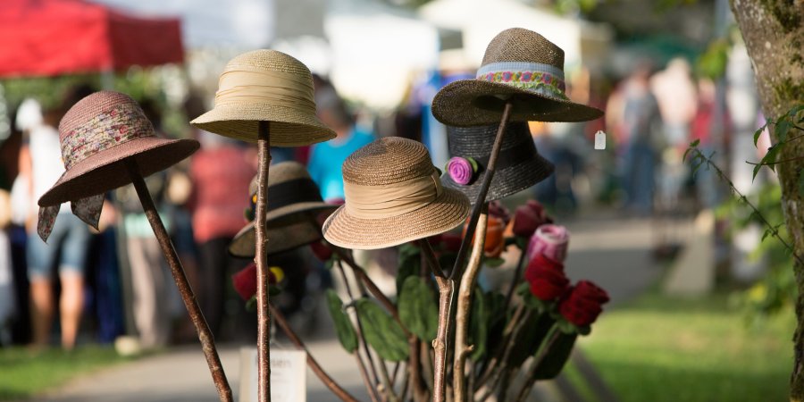 Hüte auf dem Leinen- und Kunsthandwerkermarkt