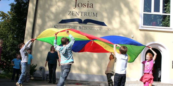 Spielende Kinder vor der Josia Schule Isny im Allgäu