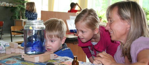 Neugierige Kinder experimentieren in der Grundschule Rohrdorf