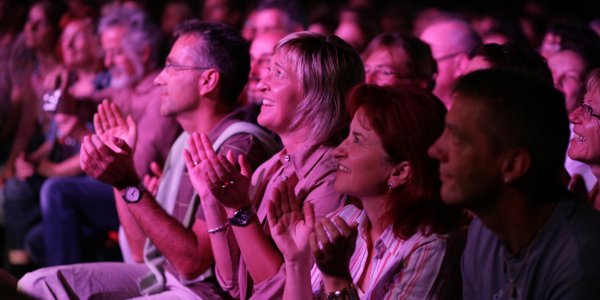 Theaterfestival Isny: Applaudierende Zuschauer im Festivalzelt