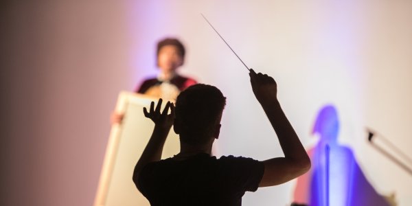 Isny Opernfestival: künstlerischer Leiter Hans-Christian Hauser beim dirigieren