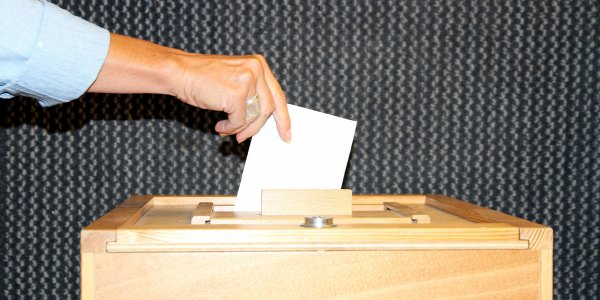 Wahlurne und Stimmzettel