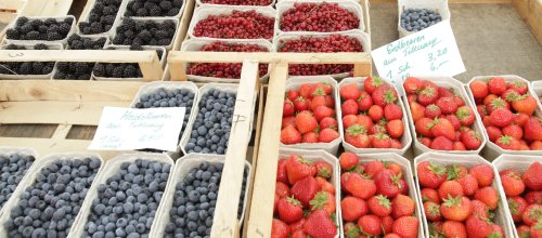 Frische Beeren auf dem Markt in Isny