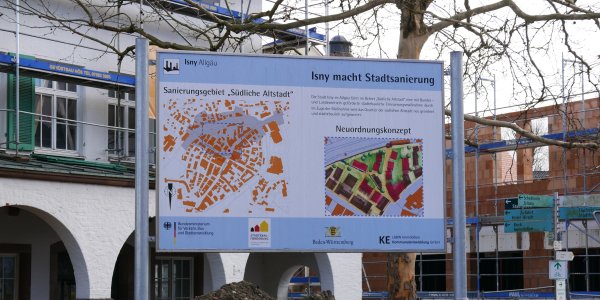Hinweisplakat zur Stadtsanierung vor den Baustellen auf dem Marktplatz Isny im Allgäu
