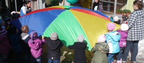 Kinder spielen im Garten des Evang. Nikolaikinderhaus Isny im Allgäu