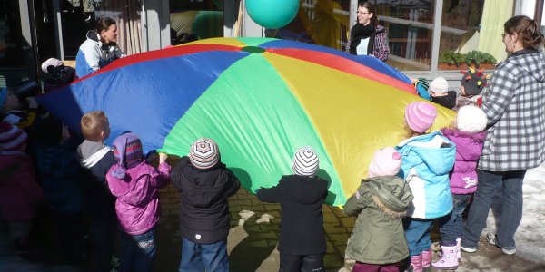 Kinder spielen im Garten des Evang. Nikolaikinderhaus Isny im Allgäu