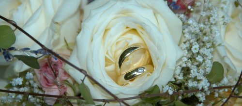 Trauringe im Brautstrauß - Elegant Heiraten in Isny im Allgäu