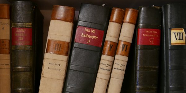 Alte Familienregister-Bücher im Standesamt Isny im Allgäu